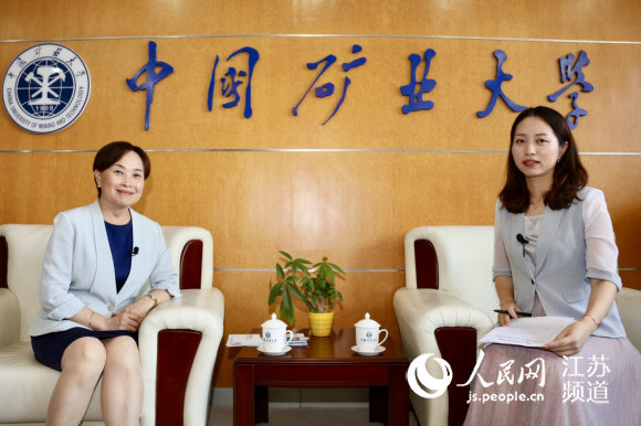 中國礦業大學黨委書記劉波（左）接受人民網專訪 馬燾燾攝
