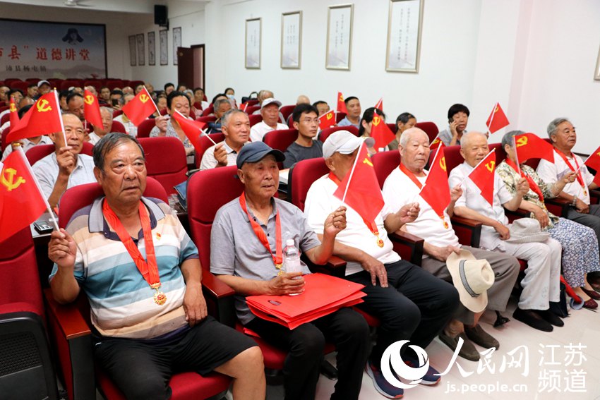 沛縣的老黨員在集中收看建黨百年慶祝活動。張體會攝