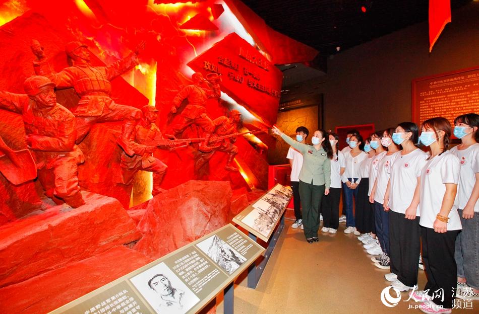 江苏师范大学学生在淮海战役纪念馆观展。蒯创摄