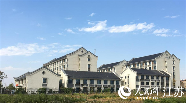 新沂市养老服务中心是一片多层连廊庭院式建筑。人民网 俞杨摄