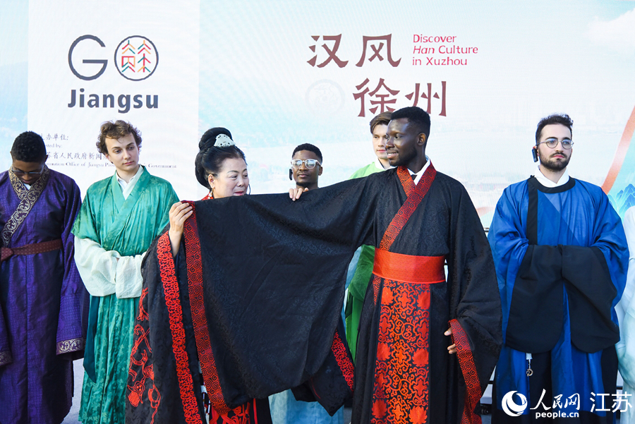 外籍友人穿上漢服體驗漢文化。人民網 范堯攝