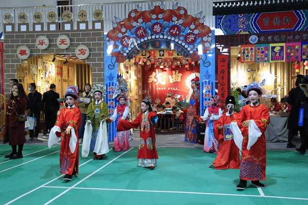 活动现场，邳州市奚仲路小学带来舞龙舞狮表演。邳州市委宣传部供图