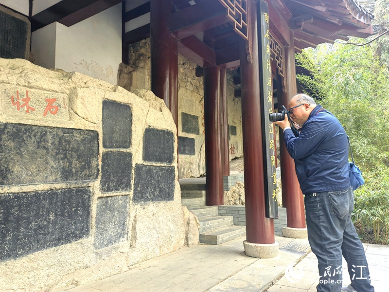 陳釗在拍攝雲龍山上的“東坡石床”。 人民網記者 張玉峰攝