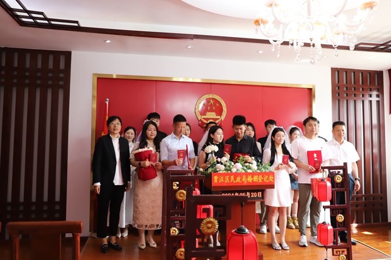 贾汪区副区长李雪英为新人颁发结婚证书。受访者供图