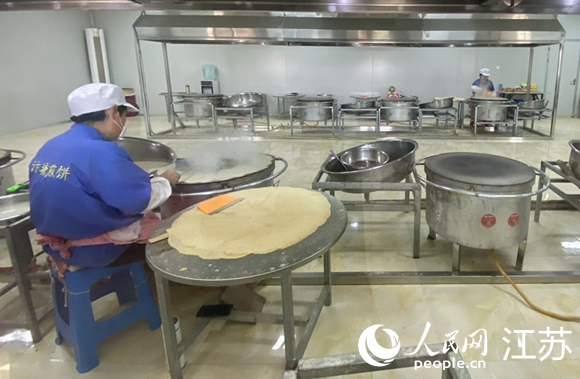 河泉村煎餅坊內，村民在制作煎餅。人民網 楊維瓊攝