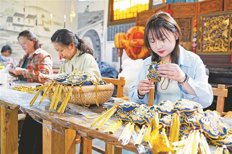 馬庄村村民在制作香包。 本報記者 劉冰 攝