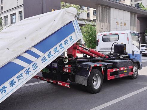修垃圾運輸車按時來到指定地點。劉冰 攝