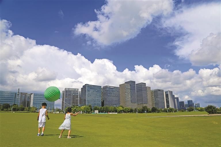 江苏徐州：湖畔碧草映蓝天